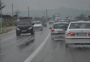 
جاده‌ها لغزنده است؛ با احتیاط رانندگی کنید

