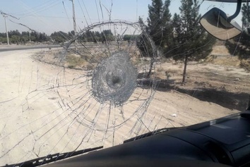 عکس| سنگ پرانی به کامیونها در برخی جادهها