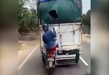 سرقت از کامیون در حال حرکت در روز روشن+ فیلم