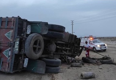 مرگ 3 نفر در برخورد کامیون با پژو ۴۰۵