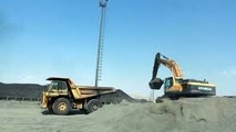 پارکینگ پر از گل و لای یک پایانه بار و شرایط سخت رانندگان 