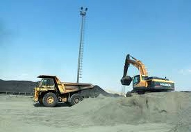 پارکینگ پر از گل و لای یک پایانه بار و شرایط سخت رانندگان 