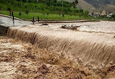 فیلم| باران راه ارتباطی روستاهای «معمولان» را قطع کرد