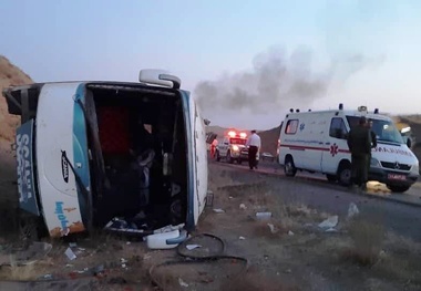 واژگونی اتوبوس حامل کارکنان شرکت نفت 