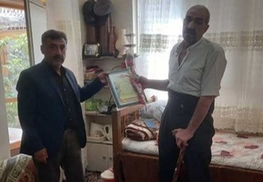 دیدار جمعی از رانندگان با راننده پیشکسوت خمینی شهری+ تصاویر