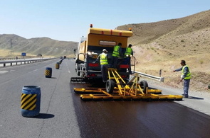 پیشرفت عملیات بهسازی آزادراه زنجان–تبریز با ۹۰ هزار تن آسفالت