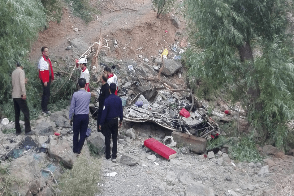 تراژدی مسافران گنابادی در جاده کاشمر/ ۶ کشته در سقوط مینی‌ بوس به دره ۱۸