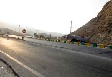 انسداد محور بندر خمیر - بندر لنگه پس از زلزله 