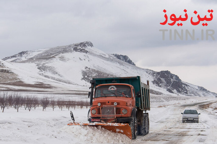 تلاش راهداران برای بازگشایی جاده‌ها در استان آذربایجان غربی