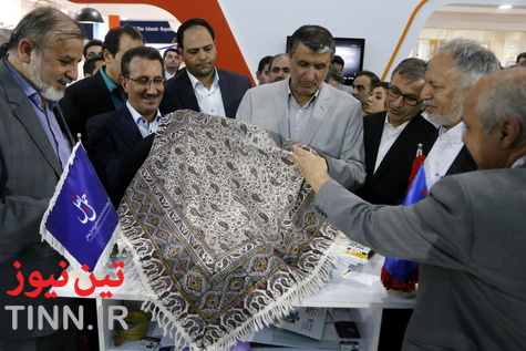 گزارش تصویری از حضور محمد اسلامی در غرفه تین نیوز برای رونمایی نشریه قطار