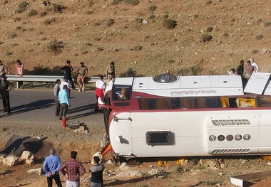 دستور وزیر راه برای بررسی سانحه واژگونی اتوبوس خبرنگاران