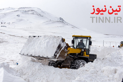 تلاش راهداران برای بازگشایی جاده‌ها در استان آذربایجان غربی