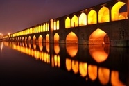 عکس مردان و نوجوانان اصفهانی در سال ۱۲۶۹ روی سی و سه پل