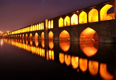 عکس مردان و نوجوانان اصفهانی در سال ۱۳۹۶  روی سی و سه پل