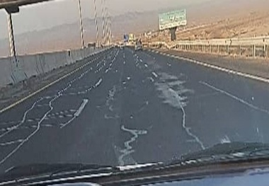 عکس| مشکل آسفالت آزادراه تهران قم به دلیل ترمیم سطحی آن