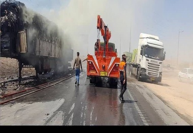 2 کامیون حامل سوخت نفت کوره در ملایر آتش گرفت