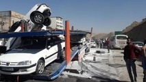 واژگونی تریلی حامل خودروهای صفر کیلومتر در محور میانه + عکس