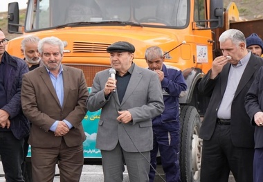 کامیون‌ داران پای کارِ سازندگی و بازسازی کشور هستند