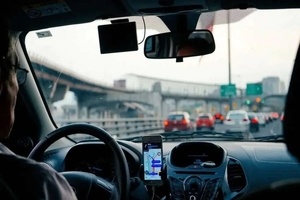 نظارت شهرداری بر تاکسی های اینترنتی هنوز اجرا نشده / چمران: فعالیت رانندگان غیربومی باید ساماندهی شود