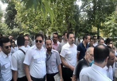 تجمع کارکنان یک ایرلاین داخلی مقابل مجلس