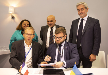 Ukrainian Railways signs electric loco MoU with Alstom