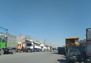 عدم توزیع بار آهن آلات در پایانه امیرکبیر اصفهان/ معطلی دو هفته ای رانندگان کامیون های کفی 