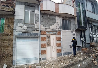 در پی دستور وزیر راه و شهرسازی کلید یک واحد مسکونی به خانواده گنبدی تحویل داده شد