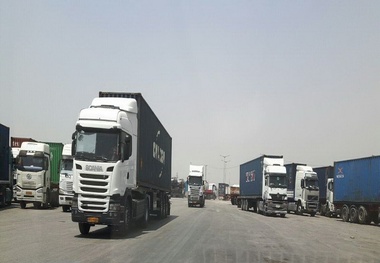 اخذ مبالغ نامتعارف از رانندگان برای ورود به پارکینگ  یک پایانه بار+ عکس