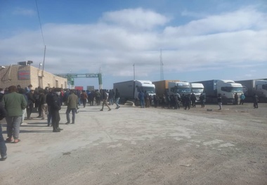 سرما و برودت هوا در مرز ماهیرود؛ به داد رانندگان کامیون برسید