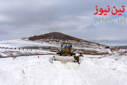 تلاش راهداران برای بازگشایی جاده‌ها در استان آذربایجان غربی