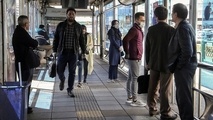 مسافران اتوبوس به تذکر ماسک بی‌توجهی می‌کنند