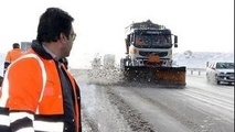 انجام عملیات برفروبی در جاده های ایلام توسط 