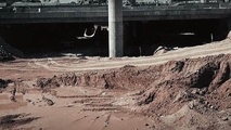 شرایط نامطلوب خروجی کمربندی غربی سراب نیلوفر کرمانشاه/ معارض اجازه آسفالت نمی دهد+ فیلم