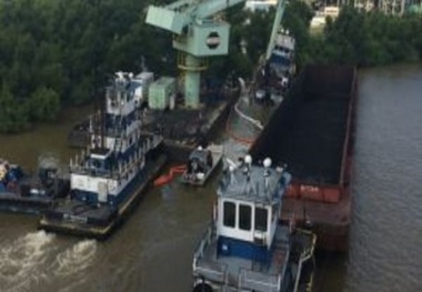Vessel taking on water causes oil spill in Mississippi