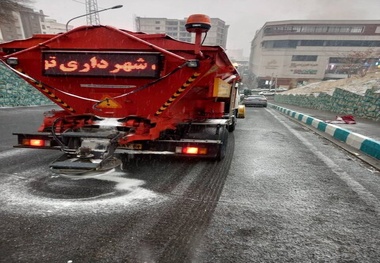 استفاده از خودروی تخصصی «فرچه برفروب» برای نخستین بار در پایتخت