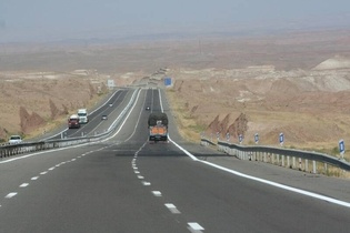 زائران درحال عبور از آزادراه کاشان نطنز اصفهان به این نکات مهم توجه کنند