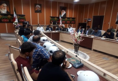  توزیع  کلاه ایمنی بین راکبان موتور سوار