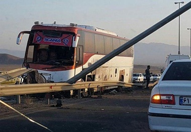 انحراف یک دستگاه اتوبوس در اتوبان قم - تهران