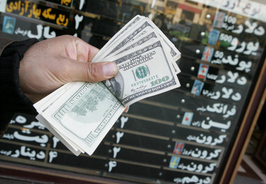 تشدید جولان دلالان کف بازار برای فروش دلار 5 هزار تومانی