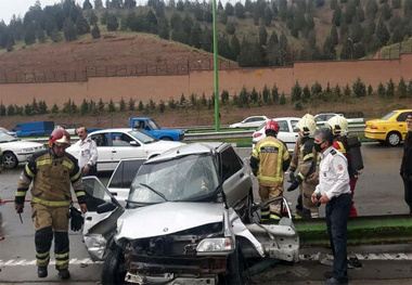 برخورد پراید با گاردریل در بزرگراه آزادگان حادثه‌ساز شد