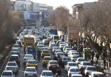 مسیرهای پر ازدحام شهر خرم‌آباد در نبود پارکینگ
