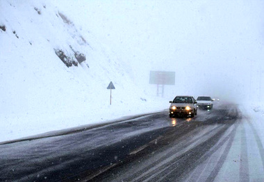مه غلیظ جاده‌های زنجان را فراگرفته است 
