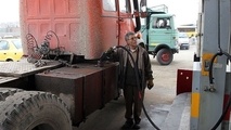  زمین گیر شدن رانندگان کامیون با سهمیه‌ های قطره چکانی گازوئیل