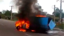 راننده ای که با چنگ و دندان آتش سوزی خودرو را مهار کرد