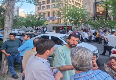 تجمع رانندگان کامیون در مقابل مجتمع قضایی تهران/ درخواست تسریع رسیدگی به تخلفات سه شرکت وارد کننده ناوگان