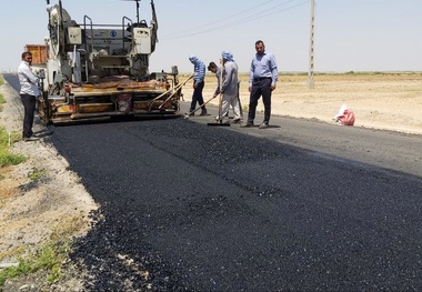 ارتقای ایمنی راه های روستایی گلبهار و چناران با اجرای آسفالت گرم