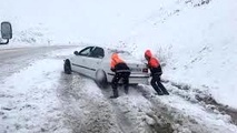 ۱۲۵ دستگاه خودرو گرفتار در برف امدادرسانی شدند

