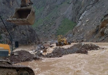 انسداد محور اوشان فشم میگون به علت سیل 