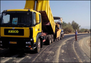 آغاز عملیات آسفالت راه‌های روستایی شهرستان منوجان در جنوب استان کرمان