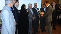 اهدای لوح سپاس همایش روابط عمومی الکترونیک به روابط عمومی سازمان بنادر ودریانوردی